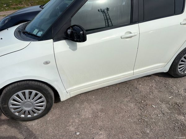 Suzuki Swift Hatchback, Petrol, 2004, White