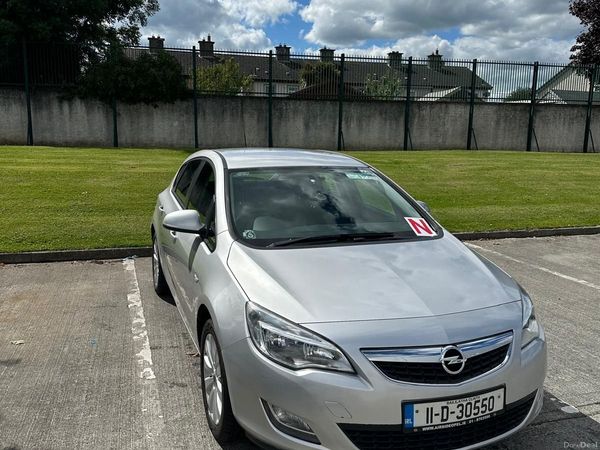 Opel Astra Hatchback, Petrol, 2011, Silver