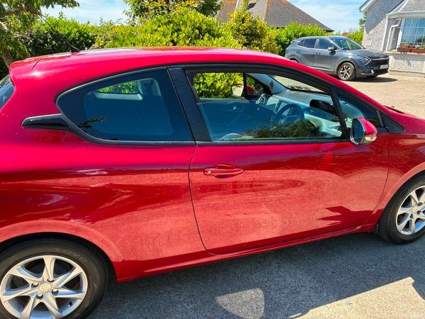 Peugeot 208 Hatchback, Diesel, 2013, Red