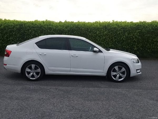 Skoda Octavia Saloon, Diesel, 2017, White