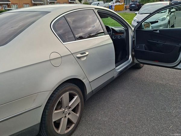 Volkswagen Passat Saloon, Diesel, 2010, Silver