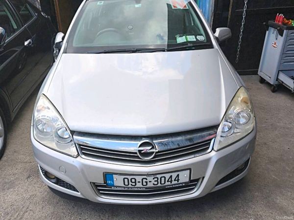 Opel Astra Hatchback, Petrol, 2009, Silver