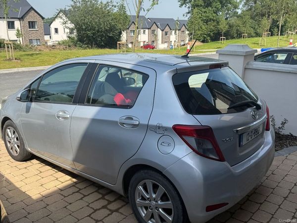 Toyota Yaris Hatchback, Petrol, 2012, Silver