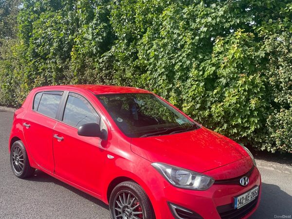Hyundai i20 Hatchback, Petrol, 2014, Red