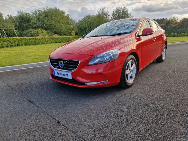 Volvo V40 Hatchback, Diesel, 2015, Red