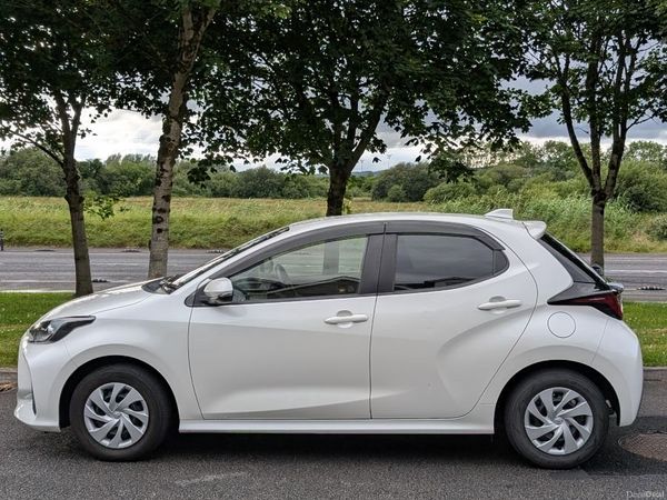 Toyota Yaris Hatchback, Petrol Hybrid, 2020, White