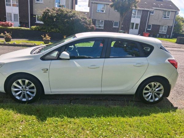 Vauxhall Astra Hatchback, Petrol, 2012, White