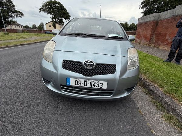 Toyota Yaris Hatchback, Petrol, 2009, Silver