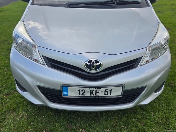 Toyota Yaris Hatchback, Petrol, 2012, Silver
