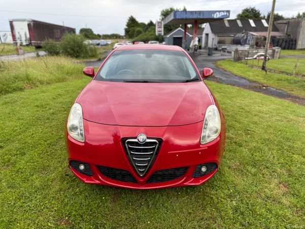 Alfa Romeo Giulietta Hatchback, Petrol, 2014, Red