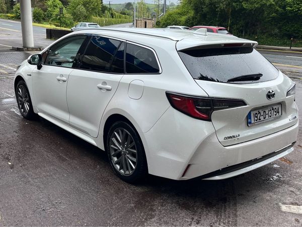 Toyota Corolla Estate/Jeep, Petrol Hybrid, 2019, White