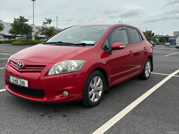 Toyota Auris Hatchback, Diesel, 2011, Red