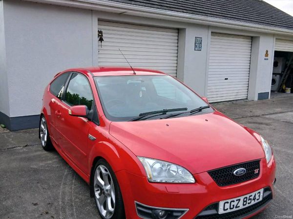 Ford Focus Hatchback, Petrol, 2006, Red