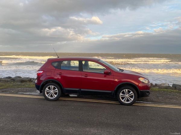 Nissan Qashqai Hatchback, Diesel, 2010, Red