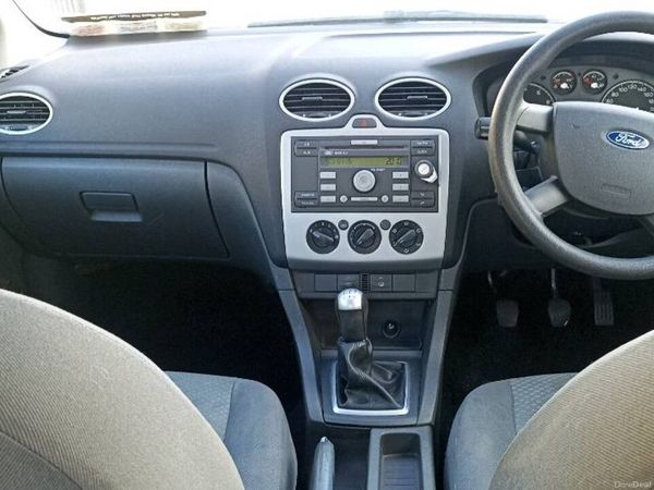 Ford Focus Saloon, Petrol, 2006, Red