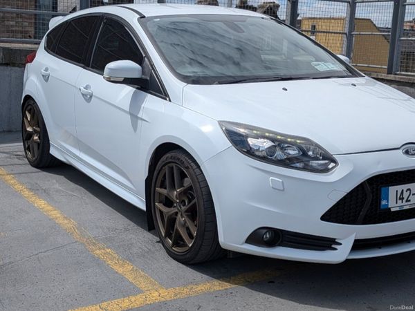 Ford Focus Hatchback, Petrol, 2014, White