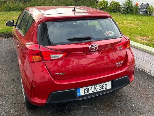 Toyota Auris Hatchback, Diesel, 2013, Red