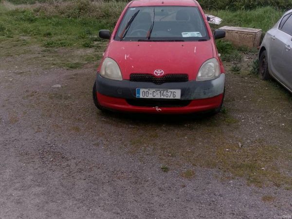 Toyota Yaris Hatchback, Petrol, 2000, Red