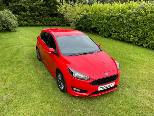 Ford Focus Hatchback, Petrol, 2017, Red