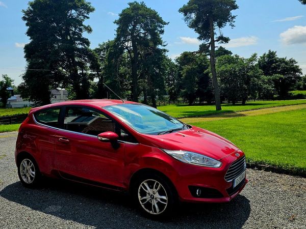Ford Fiesta Hatchback, Petrol, 2016, Red