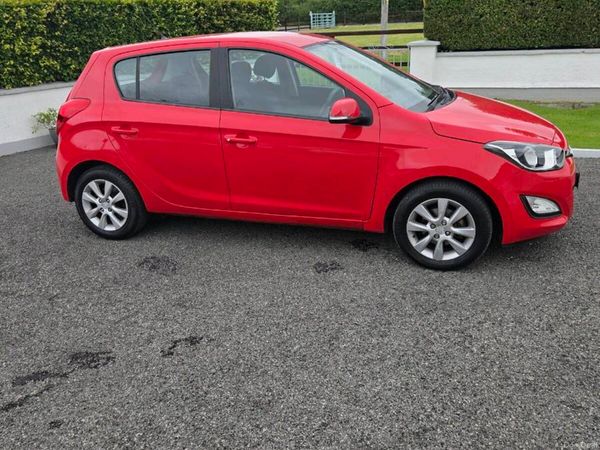 Hyundai i20 Hatchback, Petrol, 2013, Red