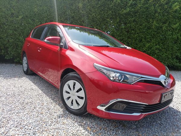 Toyota Auris Hatchback, Petrol, 2017, Red