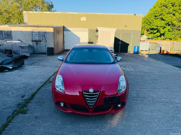 Alfa Romeo Giulietta Hatchback, Petrol, 2015, Red