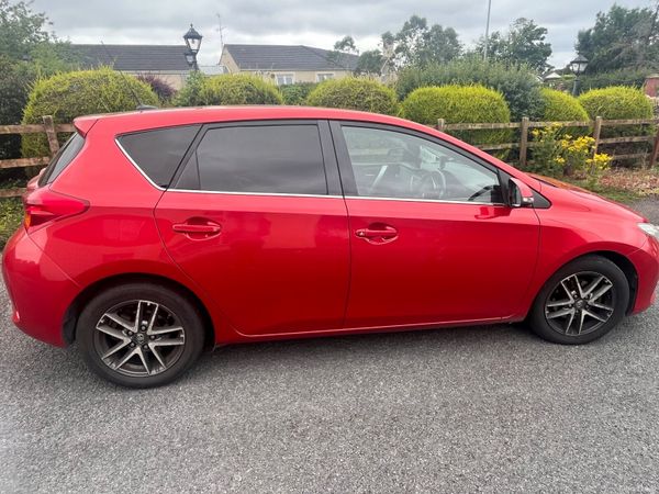 Toyota Auris Hatchback, Diesel, 2014, Red