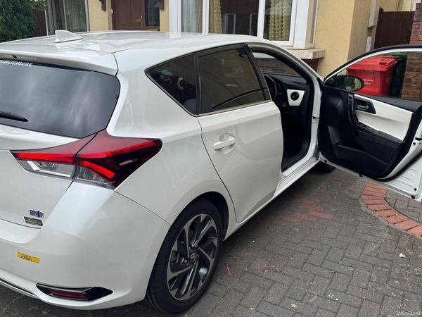 Toyota Auris Hatchback, Petrol Hybrid, 2016, White