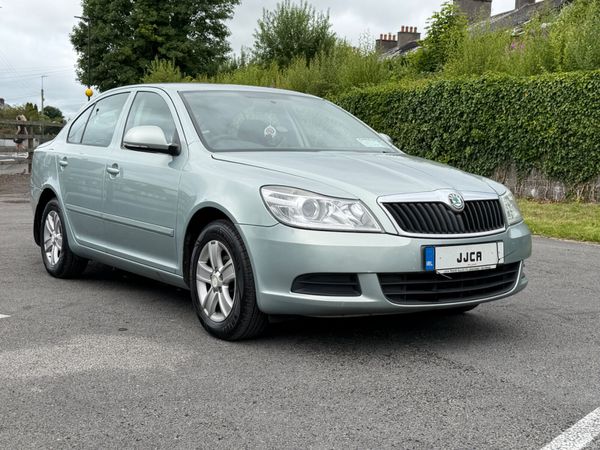 Skoda Octavia Hatchback, Petrol, 2011, Green