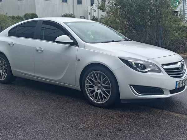 Vauxhall Insignia Hatchback, Diesel, 2015, White