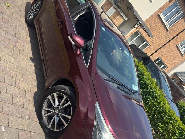 Toyota Avensis Saloon, Diesel, 2015, Red