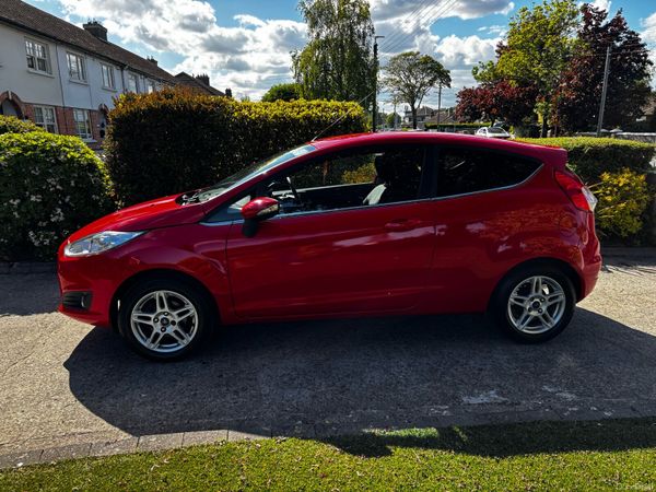 Ford Fiesta Hatchback, Petrol, 2013, Red