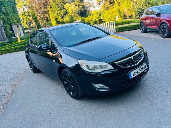 Vauxhall Astra Hatchback, Petrol, 2013, Black