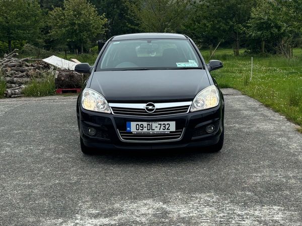 Opel Astra Hatchback, Petrol, 2009, Black