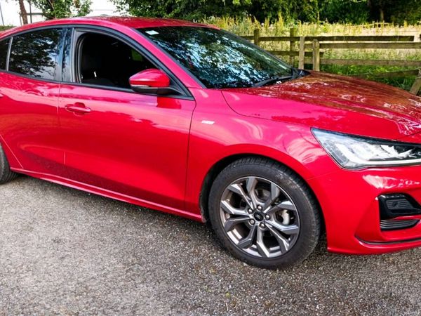 Ford Focus Hatchback, Petrol, 2022, Red