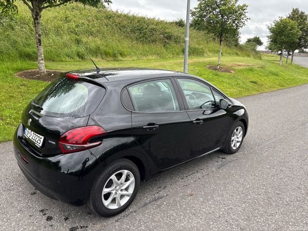 Peugeot 208 Hatchback, Petrol, 2016, Black