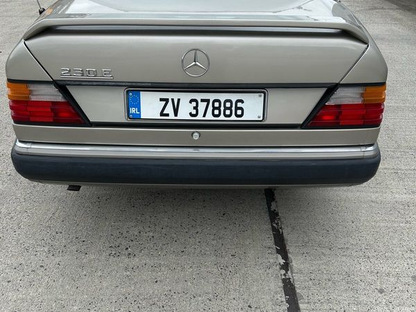 Mercedes-Benz E-Class Saloon, Petrol, 1990, Silver