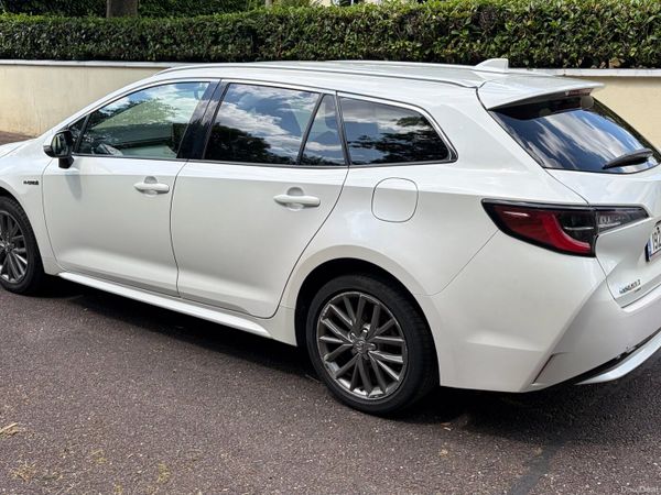 Toyota Corolla Estate/Jeep, Petrol Hybrid, 2019, White