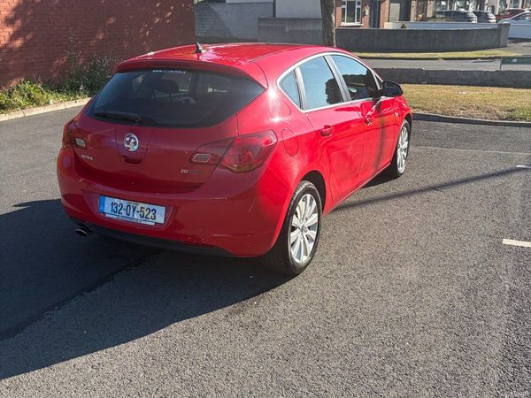 Vauxhall Astra Hatchback, Diesel, 2013, Red