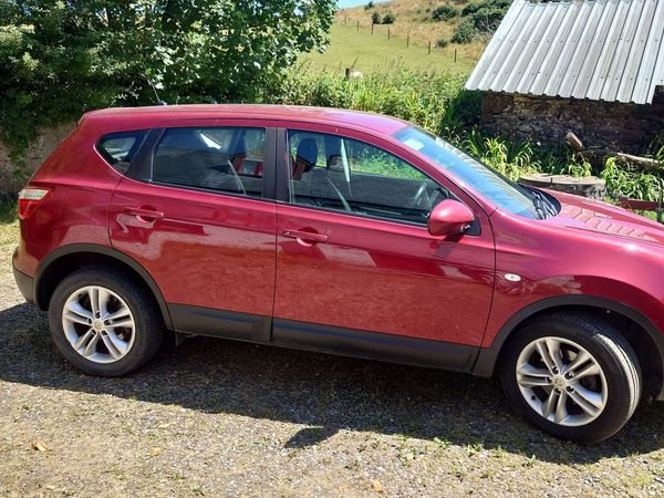 Nissan Qashqai Hatchback, Diesel, 2011, Red