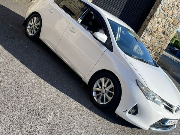 Toyota Auris Hatchback, Diesel, 2013, White
