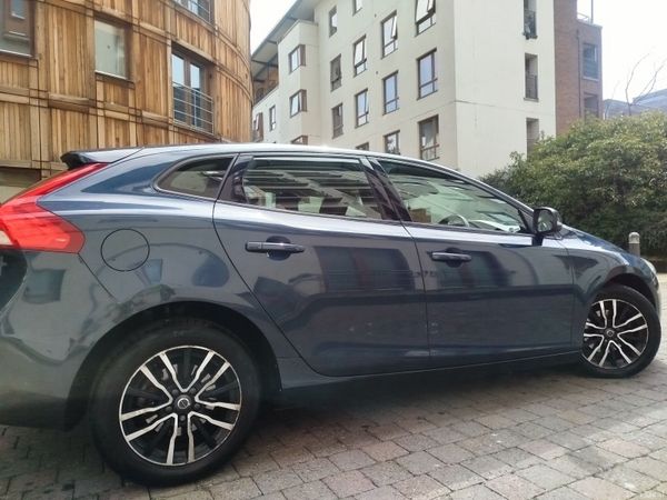 Volvo V40 Hatchback, Diesel, 2018, Blue