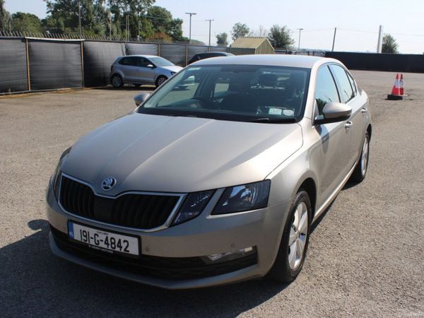 Skoda Octavia Hatchback, Diesel, 2019, Beige