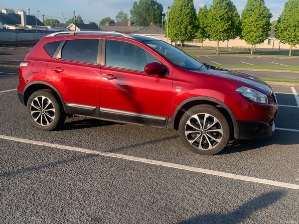 Nissan Qashqai Hatchback, Diesel, 2012, Red