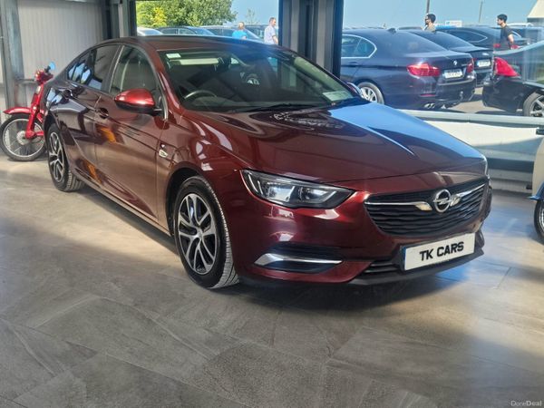 Opel Insignia Hatchback, Diesel, 2019, Red