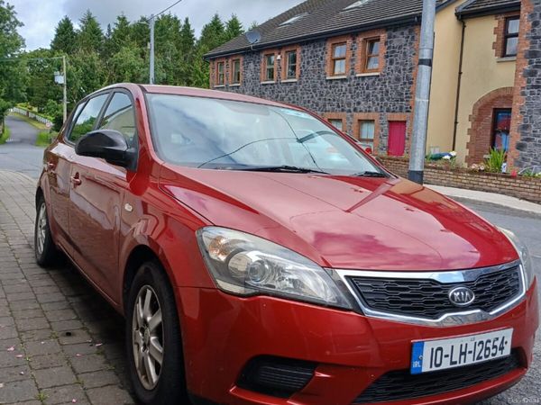 Kia Ceed Hatchback, Diesel, 2010, Red