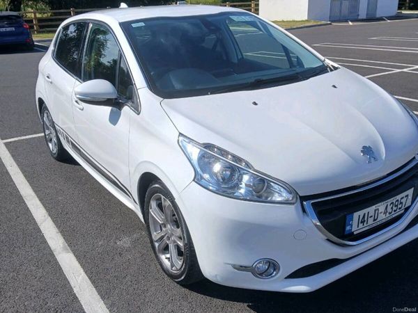 Peugeot 208 Hatchback, Petrol, 2014, White
