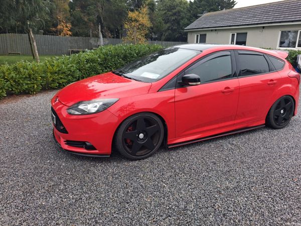 Ford Focus Hatchback, Petrol, 2013, Red