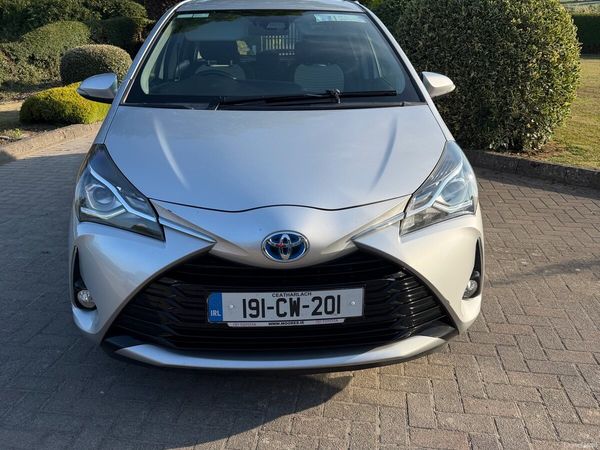 Toyota Yaris MPV, Petrol Hybrid, 2019, Grey